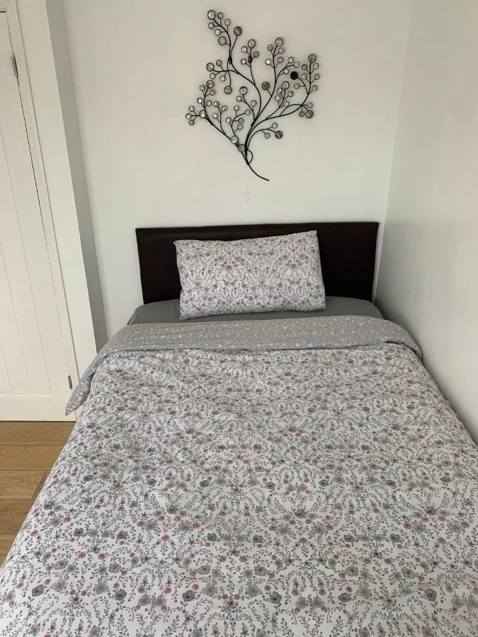 Beaconsfield 4 Bedroom House In Quiet And A Very Pleasant Area, Near London Luton Airport With Free Parking, Fast Wifi, Smart Tv Exteriér fotografie