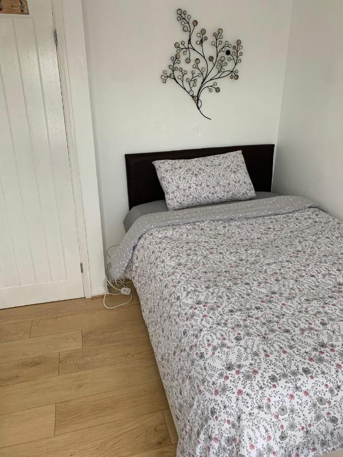 Beaconsfield 4 Bedroom House In Quiet And A Very Pleasant Area, Near London Luton Airport With Free Parking, Fast Wifi, Smart Tv Exteriér fotografie