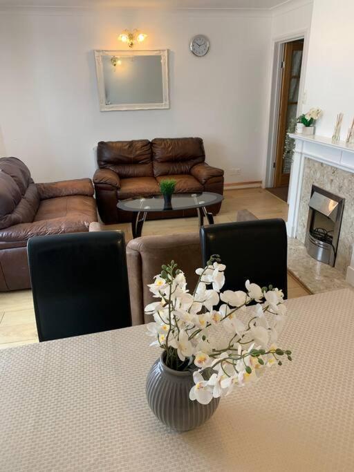 Beaconsfield 4 Bedroom House In Quiet And A Very Pleasant Area, Near London Luton Airport With Free Parking, Fast Wifi, Smart Tv Exteriér fotografie