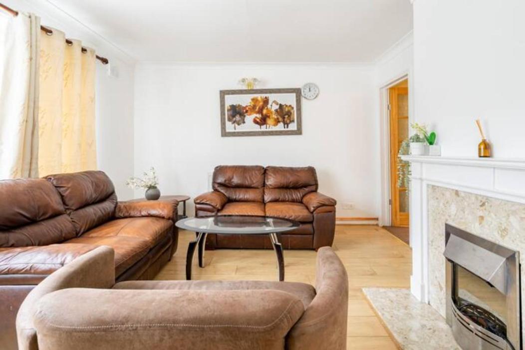 Beaconsfield 4 Bedroom House In Quiet And A Very Pleasant Area, Near London Luton Airport With Free Parking, Fast Wifi, Smart Tv Exteriér fotografie