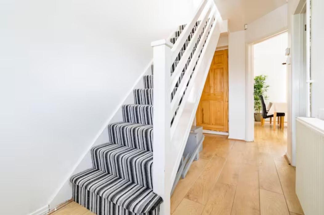 Beaconsfield 4 Bedroom House In Quiet And A Very Pleasant Area, Near London Luton Airport With Free Parking, Fast Wifi, Smart Tv Exteriér fotografie